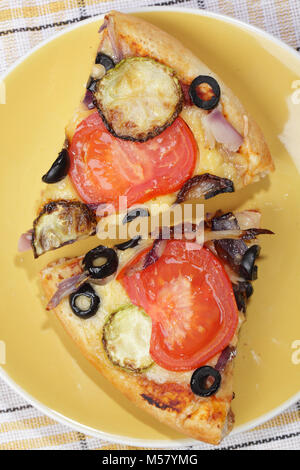 Pizza mit Kürbis, Tomaten, Oliven, Zwiebeln und Käse Stockfoto