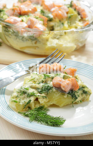 Gratin mit Lachs und Gemüse auf einer Platte Stockfoto
