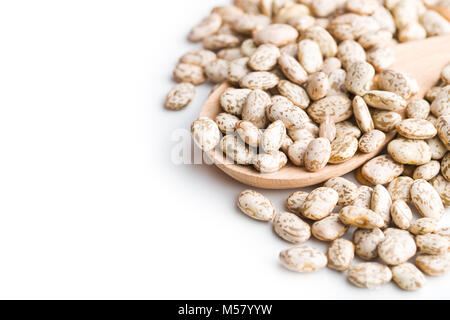 Getrocknete borlotti Bohnen in hölzernen Löffel auf weißem Hintergrund. Stockfoto