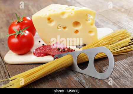 Stück gelbe Käse und Salami in Scheiben geschnitten Stockfoto