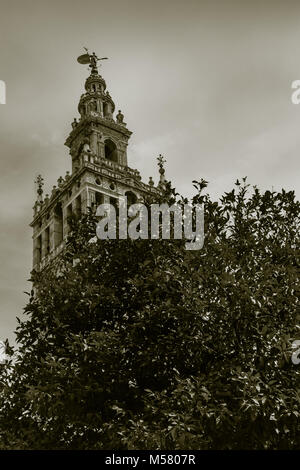 Eine sepia geschossen von der Giralda in Sevilla an einem bewölkten Tag. Stockfoto