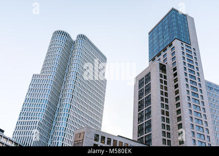 Die beiden Gebäude 'Upper West" und "Zoofenster" (Zoo) in der Nähe von Breischeidplatz und Bahnhof Zoo in Charlottenburg, Berlin, Deutschland. Stockfoto