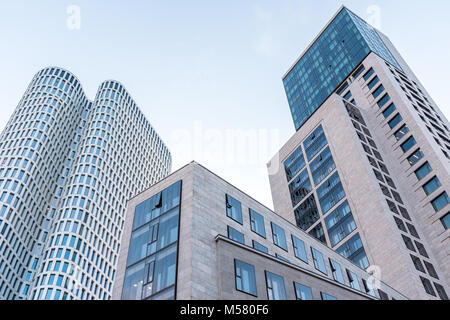 Die beiden Gebäude 'Upper West" und "Zoofenster" (Zoo) in der Nähe von Breischeidplatz und Bahnhof Zoo in Charlottenburg, Berlin, Deutschland. Stockfoto