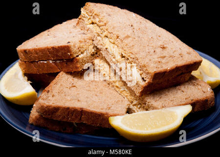 Spider crab Sandwich aus einer Seespinne, Maja squinado, in einer Dropdown-Liste net Dorset England UK GB gefangen Stockfoto