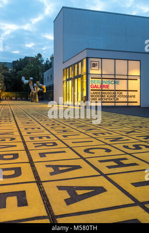 Beleuchteter Eingang am Abend der "Berlinischen Galerie" in der Alten Jakobstraße in Berlin Kreuzberg, Deutschland. Stockfoto