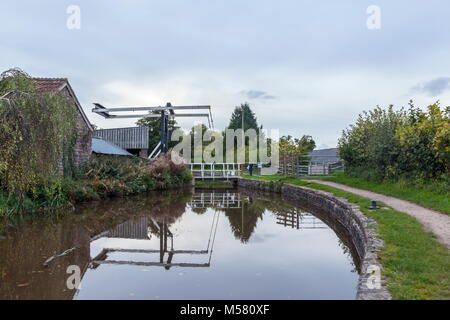 Ein Lift Bridge in der Position unten auf der Brecon und Monmouthshire Canal in der Nähe von Pencelli, Brecon Stockfoto