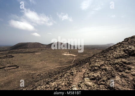 Blick vom Vulkan Calderon Hondo in der Umgebung Lajares auf die Vulkane Las Calderas und Bayuyo, Fuerteventura, Spanien, Europa, Afrika. Stockfoto