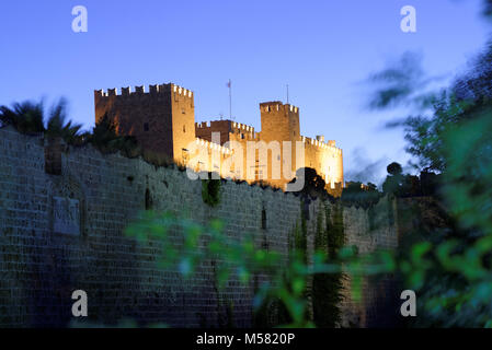 Nacht Blick auf den Palast der Großmeister der Ritter von Rhodos, Griechenland Stockfoto