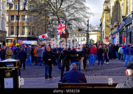 Newcastle Veteranen gegen den Terrorismus Demonstration an Bigg Markt mit starken Polizeipräsenz Stockfoto