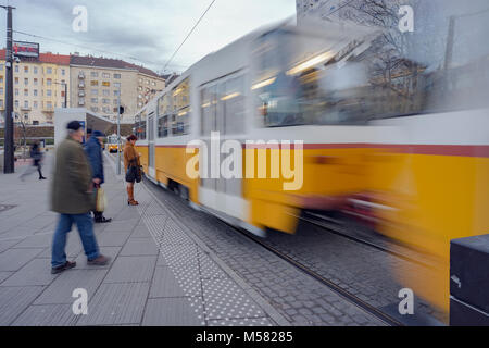 Széll Kálmán Széll Kálmán tér (Platz, der früher als Moszkva tér oder Moskauer Platz bekannt ist ein Quadrat in Budapest. Straßenbahnen und Busse verbinden mit der U-Bahn Stockfoto