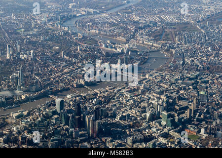 Luftaufnahme von London nach Westen entlang der Themse aus dem Norden. Stockfoto