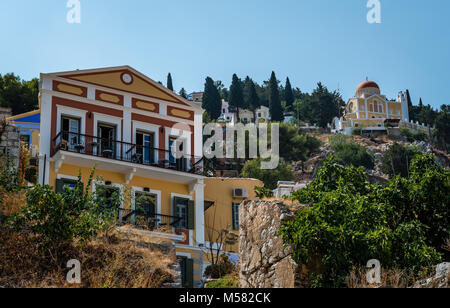 Neoklassische Wohnungen entlang Kali Strata, die massive Steintreppe, die obere Altstadt und dem Hafen verbindet, in Symi, Griechenland. Stockfoto