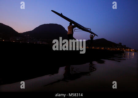 Rowers Vorbereitung für die frühen Morgen trainning bei Lagoa Rodrigo de Freitas, Rio de Janeiro, Brasilien Stockfoto