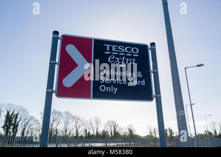 Tesco zeichen Regie zu speziellen Ort für Lieferungen und Leistungen an die Tesco Maynooth Zweig, County Kildare, Irland Stockfoto