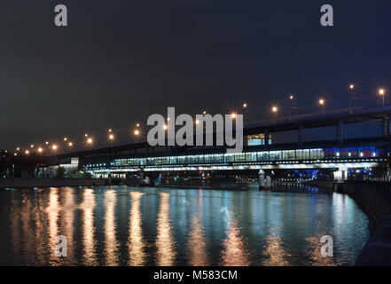 November 4, 2017 Moskau, Russland. Luzhniki U-Brücke über den Fluss Moskwa in der Vorobyovy Gory Nacht. Stockfoto