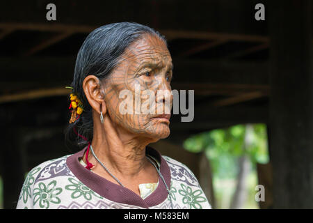 Eine ältere Frau tätowiert Kinn, in einem Dorf flussaufwärts von Mrauk U Stadt. Staat Chin, Myanmar Stockfoto