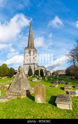 Kirchhof der St. Mary's Kirche, Painswick, einer unberührten Dorf in der Grafschaft Gloucestershire Cotswolds, mit pyramidenförmigen Grab von Steinmetz John Bryan Stockfoto