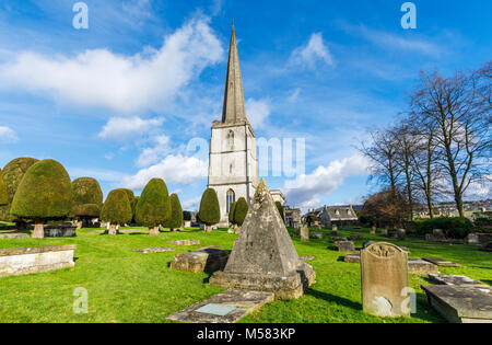 Kirchhof der St. Mary's Kirche, Painswick, einer unberührten Dorf in der Grafschaft Gloucestershire Cotswolds, mit pyramidenförmigen Grab von Steinmetz John Bryan Stockfoto