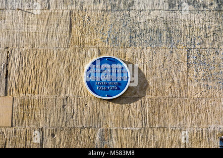 Blaue Plakette auf der Startseite (1934 - 1976) der Komponist Charles Wilfred Orr (1893 - 1976) an einer Wand, die St Mary's Street, Painswick, Gloucestershire Cotswolds Stockfoto