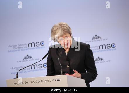 München, Deutschland. 17 Feb, 2018. Der britische Premierminister Theresa May sprach bei der Münchner Sicherheitskonferenz (MSC). Credit: Alexander Pohl/Pacific Press/Alamy leben Nachrichten Stockfoto