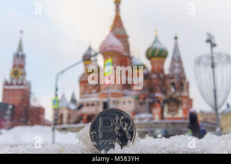 Eine Münze wert eine Russische Rubel vor dem Hintergrund der Basilius-kathedrale in Moskau. Stockfoto