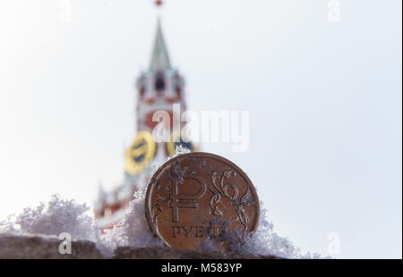 Eine Münze wert eine Russische Rubel vor dem Hintergrund der Moskauer Kreml. Stockfoto