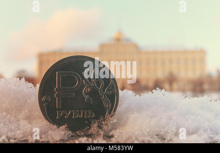 Eine Münze wert eine Russische Rubel vor dem Hintergrund der Moskauer Kreml. Getönt. Stockfoto