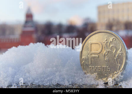 Eine Münze wert eine Russische Rubel vor dem Hintergrund der Moskauer Kreml. Stockfoto
