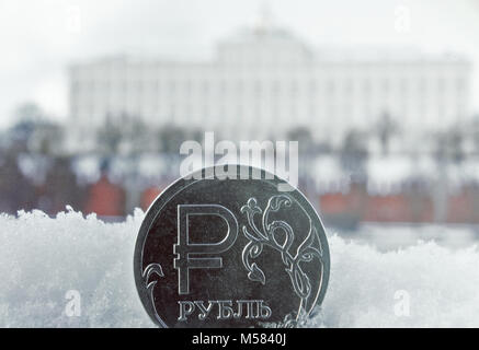 Eine Münze wert eine Russische Rubel vor dem Hintergrund der Moskauer Kreml. Getönt. Stockfoto