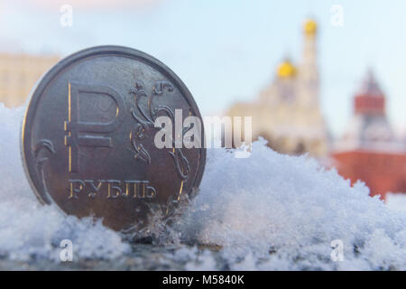 Eine Münze wert eine Russische Rubel vor dem Hintergrund der Moskauer Kreml. Stockfoto