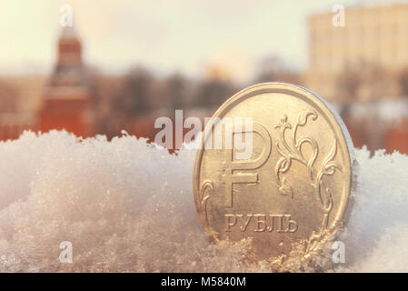 Eine Münze wert eine Russische Rubel vor dem Hintergrund der Moskauer Kreml. Getönt. Stockfoto