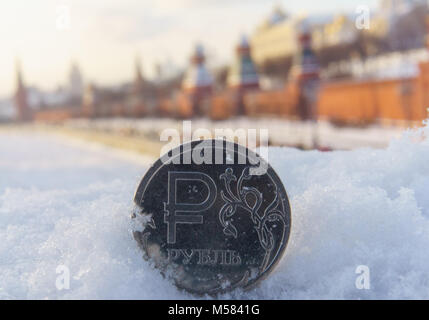 Eine Münze wert eine Russische Rubel vor dem Hintergrund der Moskauer Kreml. Stockfoto
