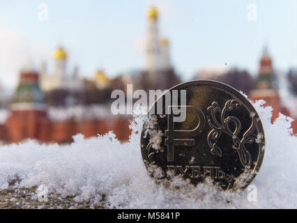 Eine Münze wert eine Russische Rubel vor dem Hintergrund der Moskauer Kreml. Stockfoto