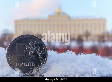 Eine Münze wert eine Russische Rubel vor dem Hintergrund der Moskauer Kreml. Stockfoto