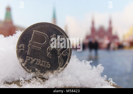 Eine Münze wert eine Russische Rubel vor dem Hintergrund der Rote Platz und der Kreml. Stockfoto