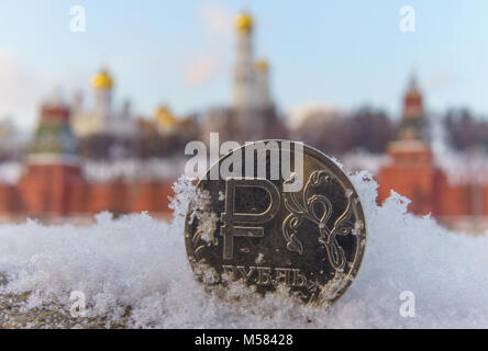 Eine Münze wert eine Russische Rubel vor dem Hintergrund der Moskauer Kreml. Stockfoto