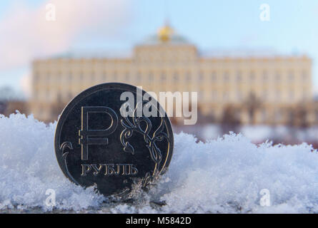 Eine Münze wert eine Russische Rubel vor dem Hintergrund der Moskauer Kreml. Stockfoto