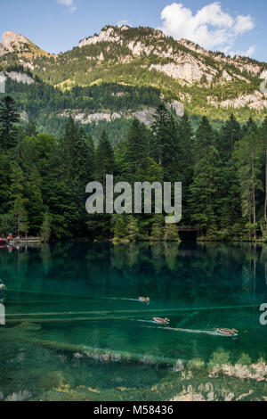 See Blausee im wunderschönen Land der Schweiz in den Schweizer Alpen in Vex, Europa während der Fahrt in den Urlaub durch die europäischen Alpen. Stockfoto