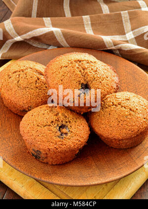 Hausgemachten blueberry muffins in Bran vintage Backgeräte und schoss in natürlichem Licht Stockfoto