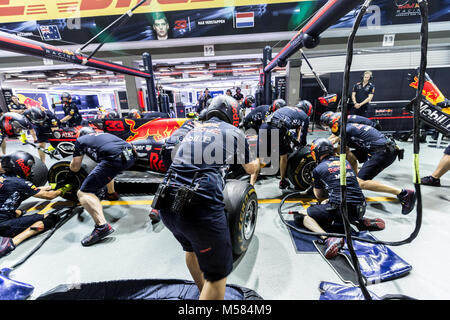 Formel 1 F1 Red Bull Pit Crew arbeiten an der Garage während Pit Stop Stockfoto