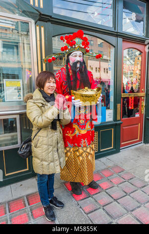 Ein Darsteller als Caishen, dem Chinesischen Gott des Reichtums, Wohlstand, Glück, chinesische Mondjahr Parade, Chinatown, Vancouver, BC gekleidet Stockfoto