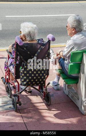 Miami Beach Florida, Washington Avenue, Senioren Bürger, ältere Menschen, Mann Männer, Frau Frauen, Paar, Rollstuhl, Behinderte Stockfoto