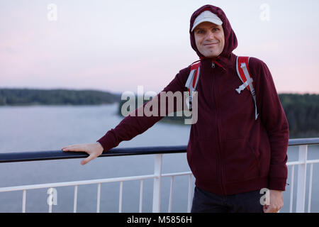 Tourist mit Rucksack auf einem Deck Kreuzfahrt Stockfoto