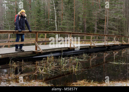 Wanderer mit Rucksack in Nuuksio Nationalpark, Finnland Stockfoto