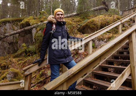 Wanderer mit Rucksack in Nuuksio Nationalpark, Finnland Stockfoto