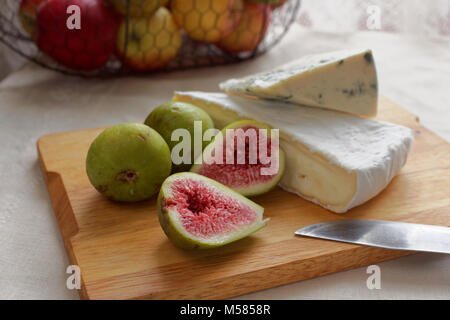 Camembert und Blauschimmelkäse mit Feigen Stockfoto