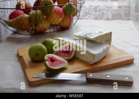 Camembert und Blauschimmelkäse mit Feigen Stockfoto