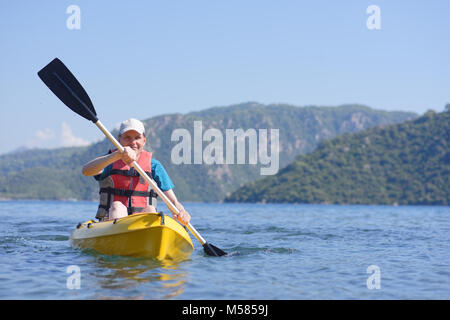 Mann in einem Kajak in die Bucht von Marmaris Stockfoto