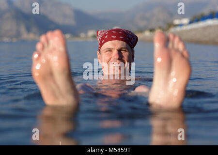 Glücklicher Mann das Meer in Antalya, Türkei Stockfoto