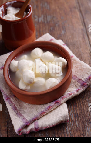 Kleine mozzarella Kugeln in Salzlake Stockfoto